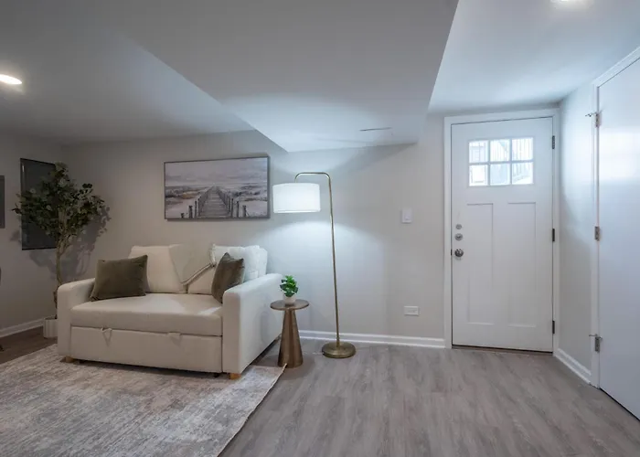 Modern W Private Entrance Washer Dryer Free Parking Chicago